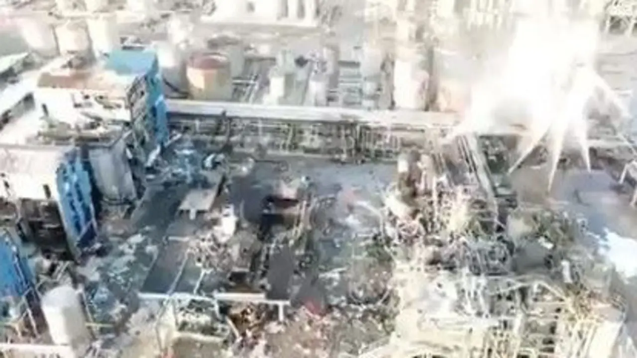 La planta petroquímica está prácticamente destruida. EP