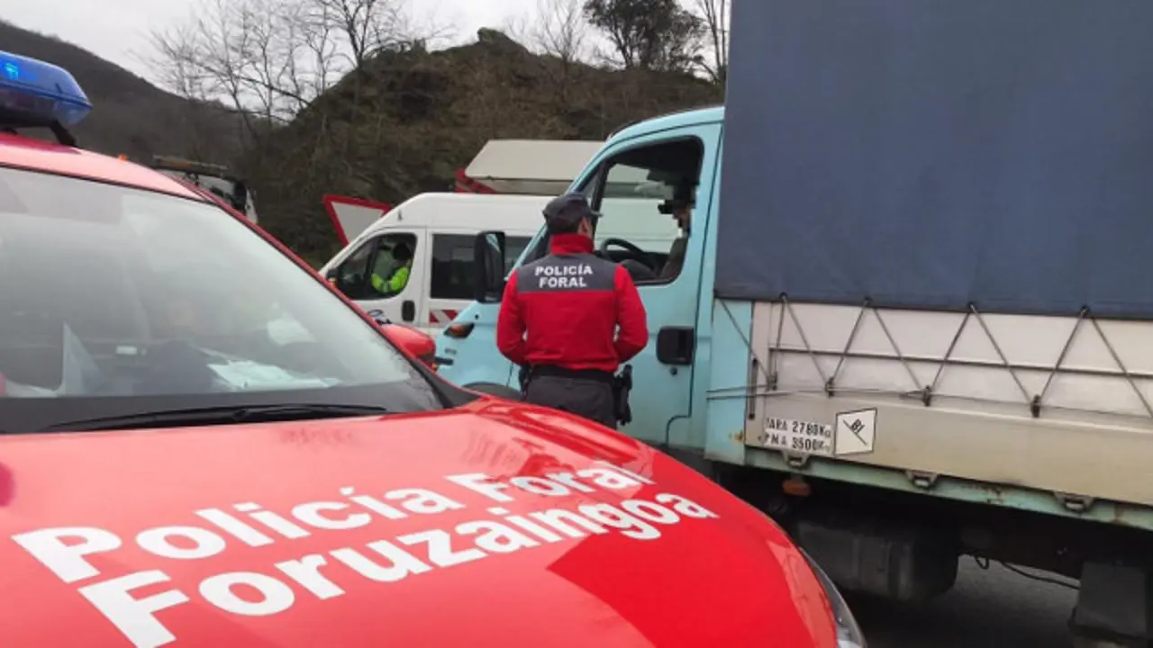 Control de camiones de los agentes. POLICÍA FORAL
