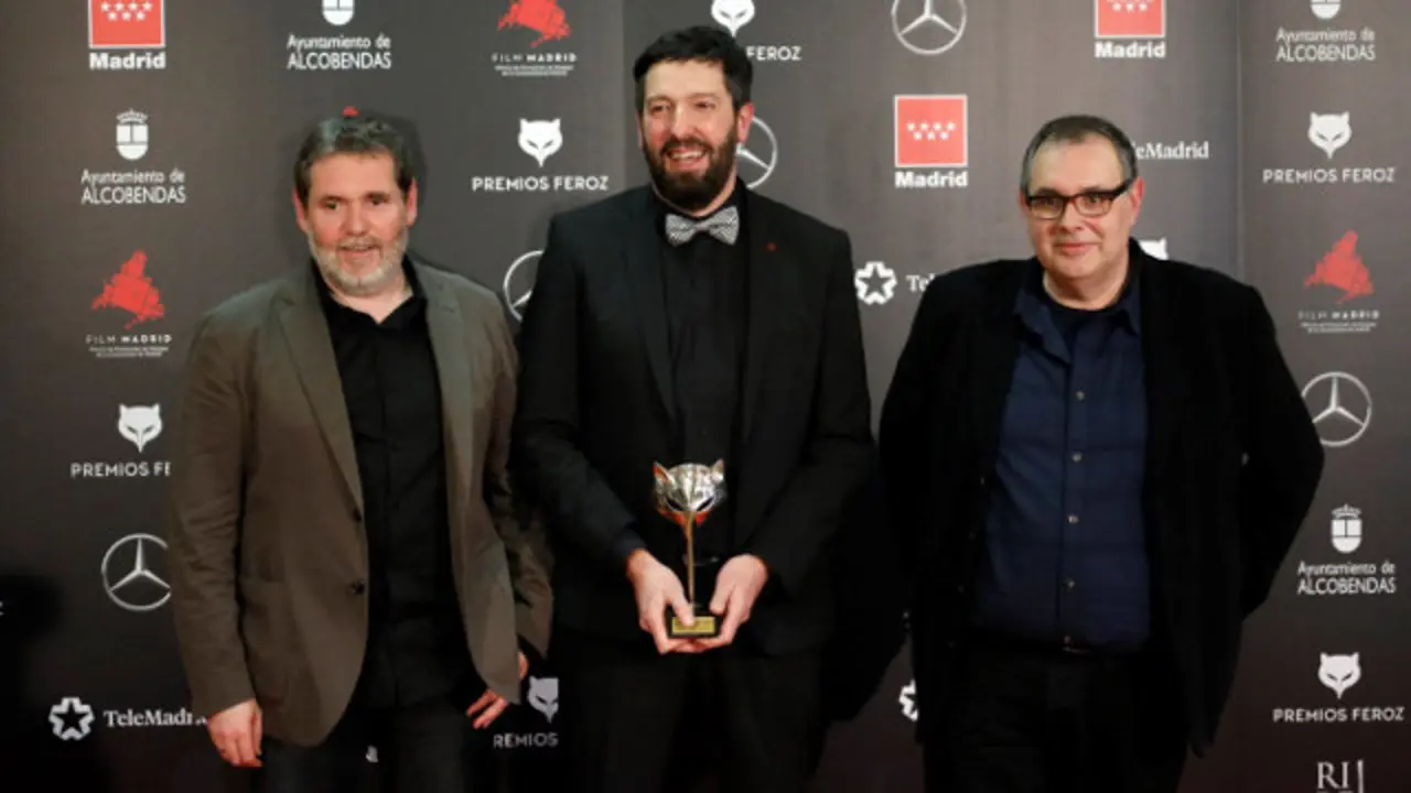 Los hermanos Coira posan con el premio a la Mejor serie dramática durante la gala de entrega de los Premios Feroz 2020. DAVID FERNÁNDEZ (Efe)