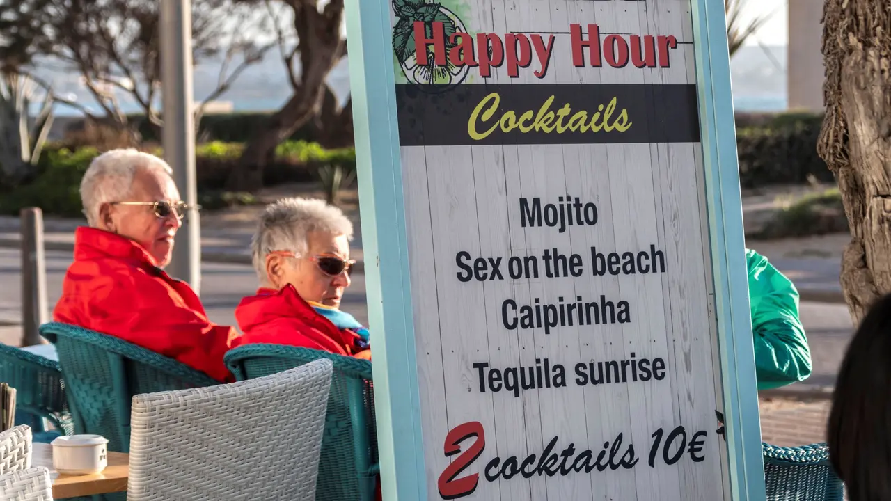 Vistas de una terraza en las Islas Baleares. EFE