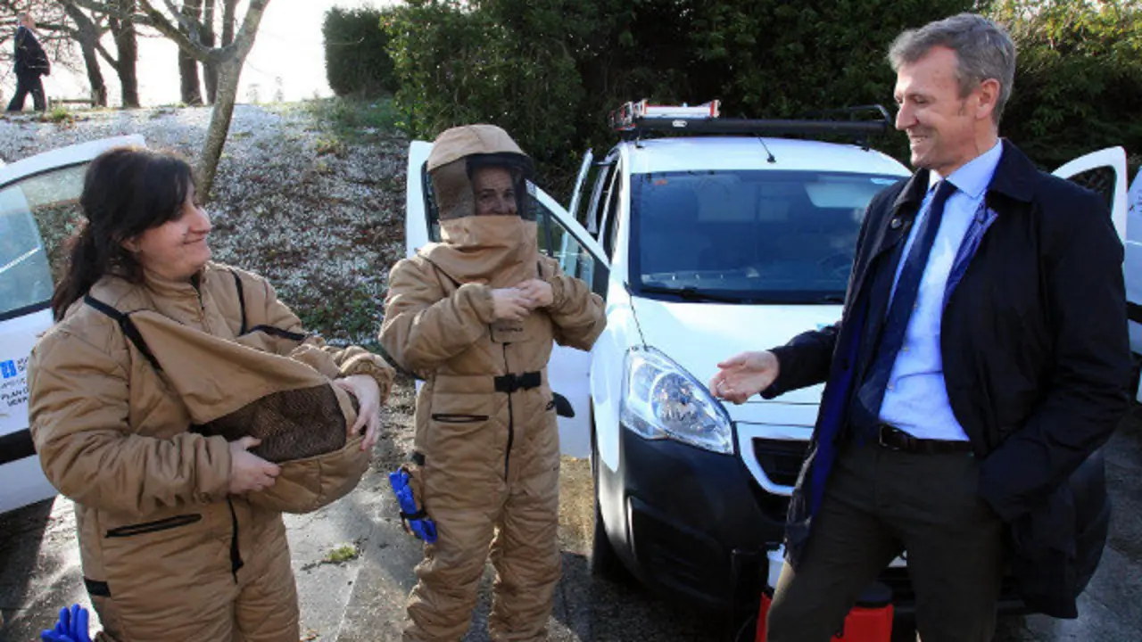 Alfonso Rueda, acompañado da directora xeral de Administración Local, Marta Fernández-Tapias, abordará o acordo con Servizos Galegos (Seaga), no marco do programa de vixilancia e control fronte á vespa velutina.