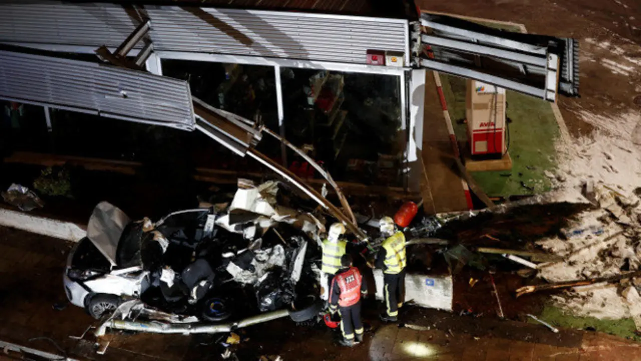 El vehículo golpeado por el autobús en Estella. EFE