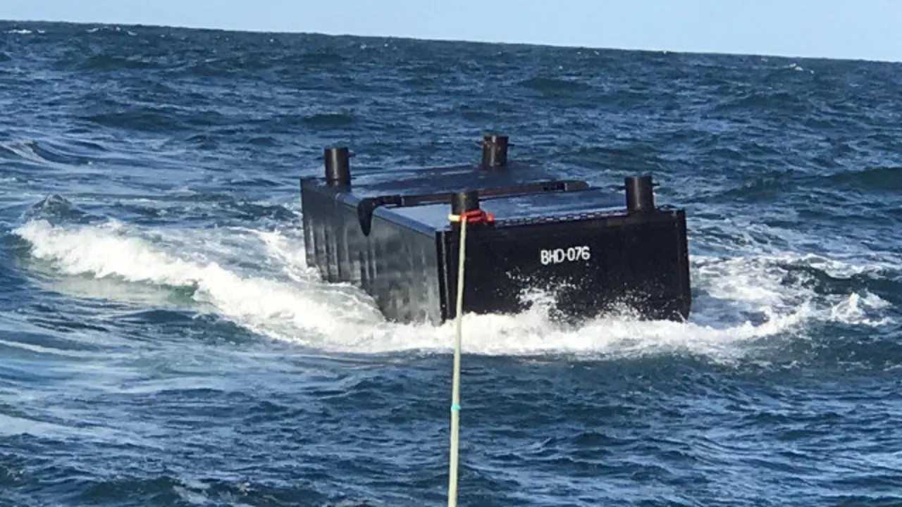 Pontona recuperada junto a la costa gallega. SALVAMENTO MARÍTIMO