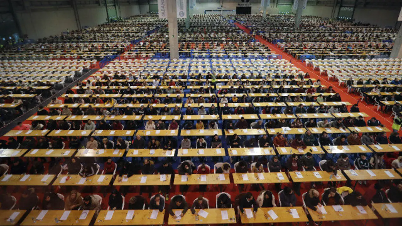 Aspirantes en las oposiciones de Correos en Silleda. EFE