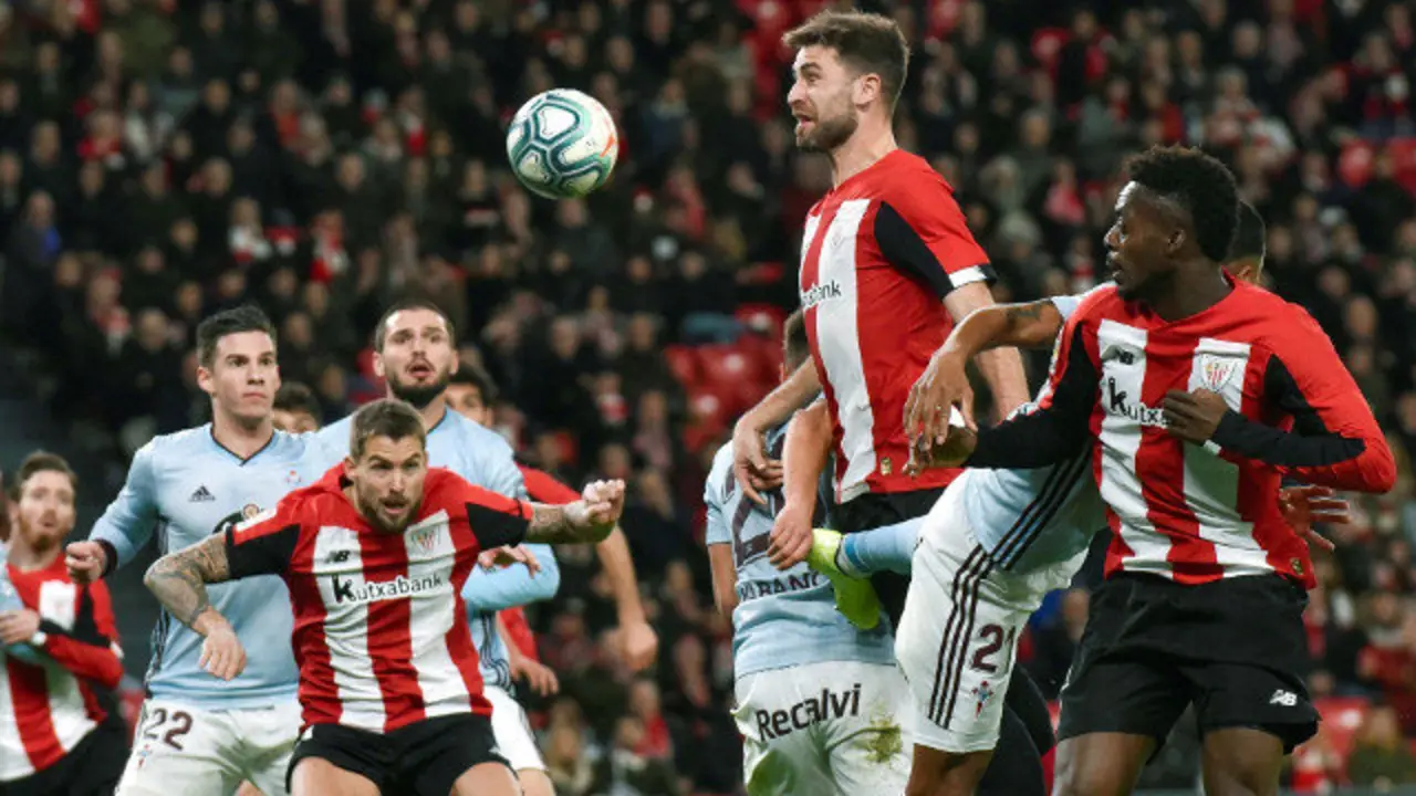 Yeray Álvarez (2d) realiza un remate ante varios jugadores del Celta. MIGUEL TOÑA (Efe)