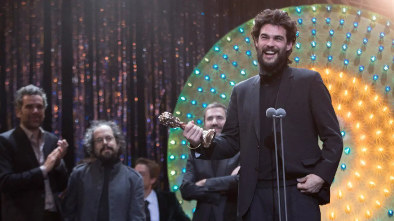 Oliver Laxe recogiendo el premio Gaudí. EFE
