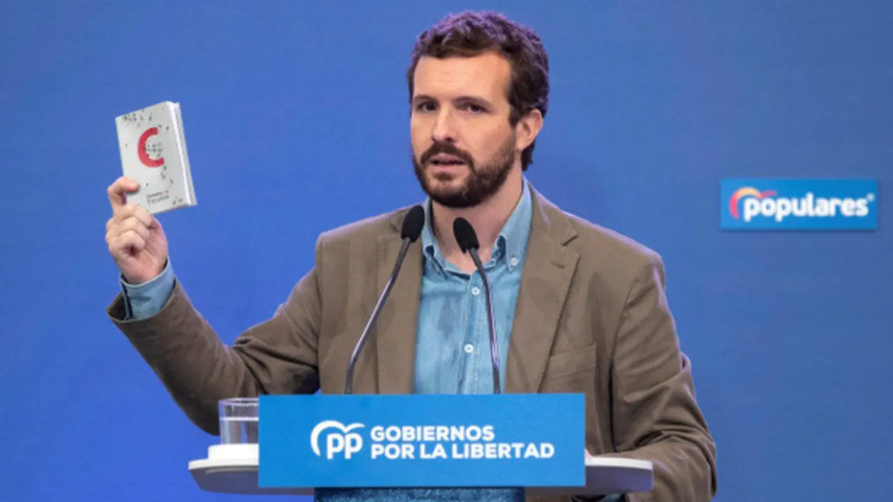 Pablo Casado, mostrando la Constitución, este domingo en un acto en Murcia. EFE