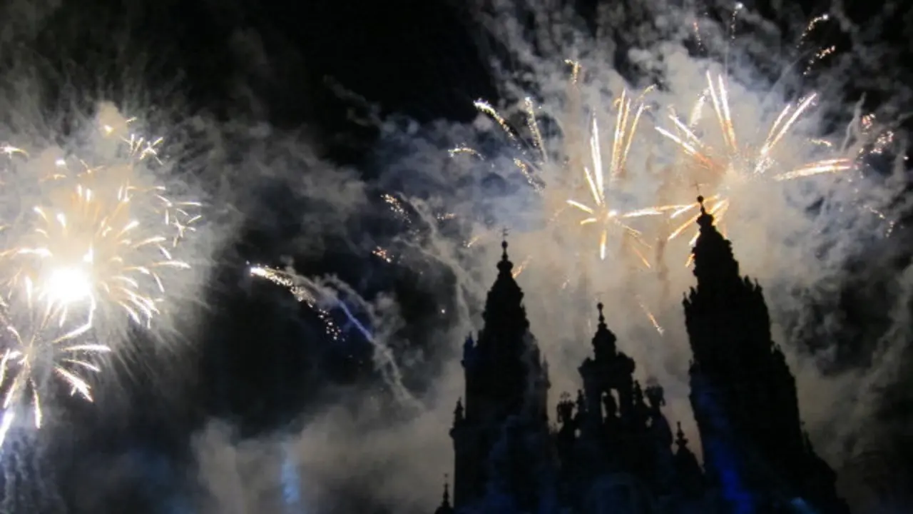 Tradicionais fogos artificiais no Obradoiro. EP