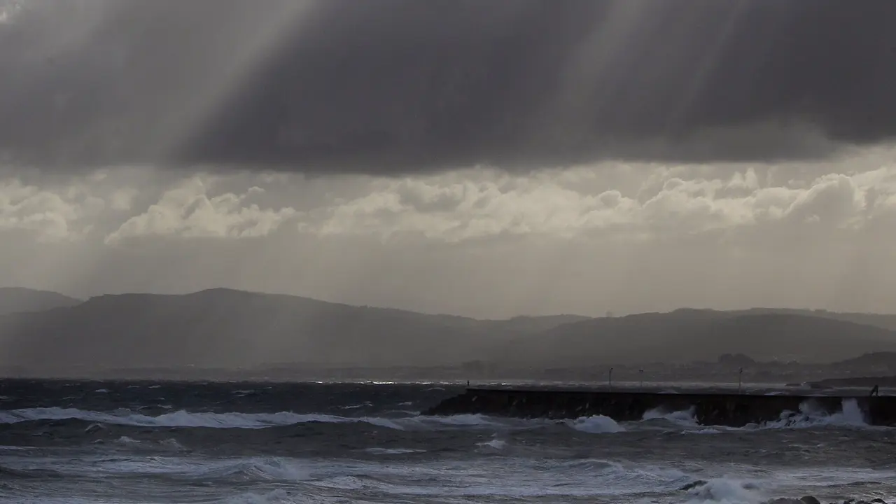 Rayos de sol se cuelan entre las nubes en Burela. JOSÉ Mª ÁLVEZ