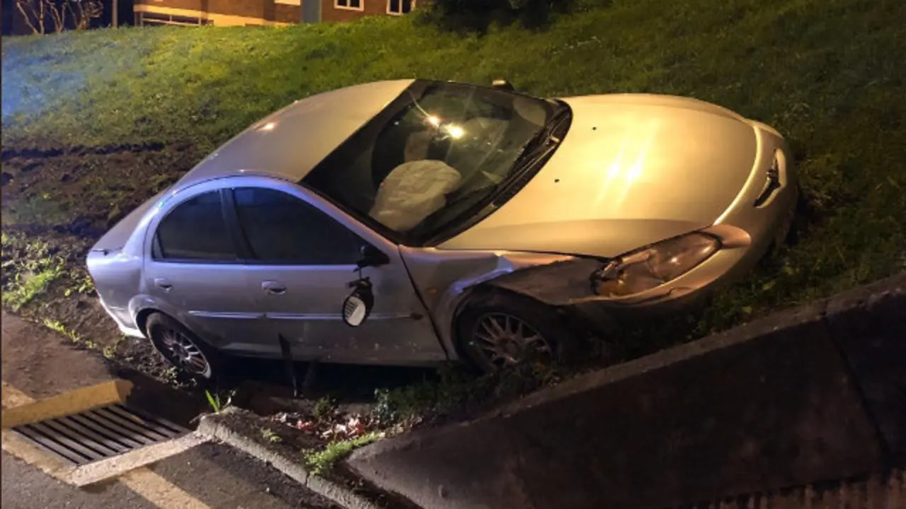 Vehículo siniestrado en el acceso.POLICÍA LOCAL DE VIGO