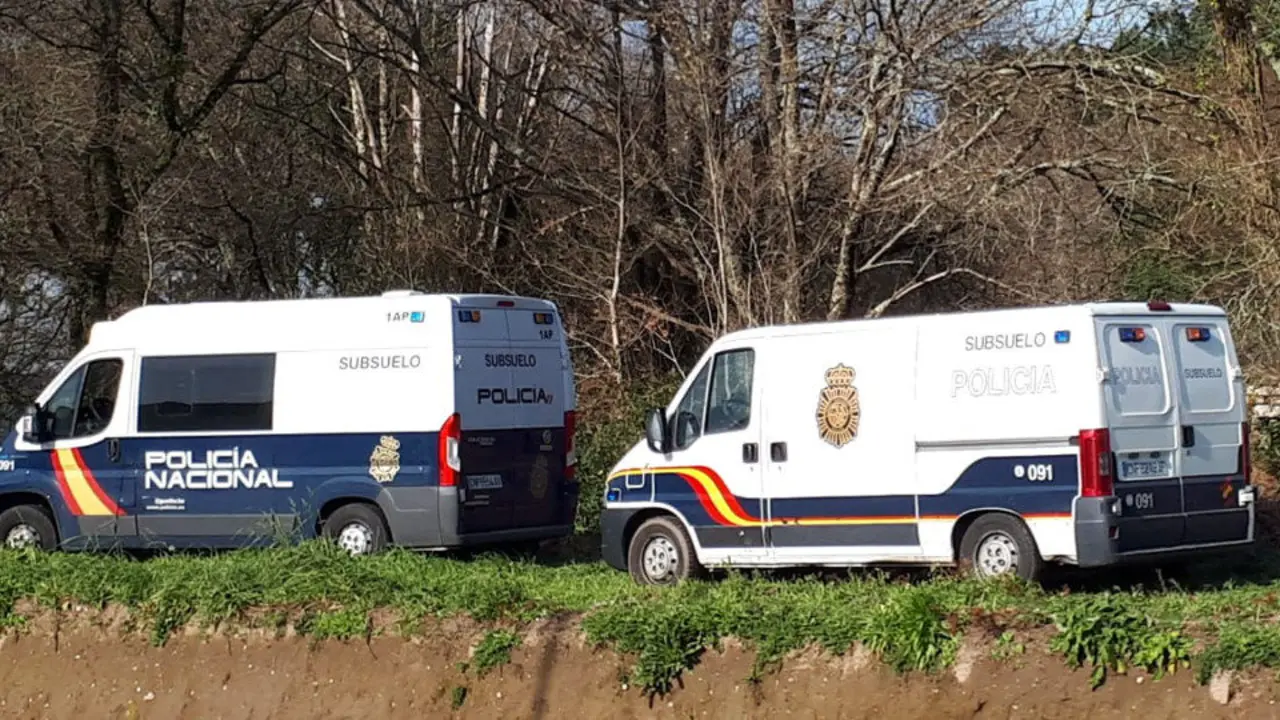 Veh&iacute;culos da Polic&iacute;a nas inmediaci&oacute;ns do pozo no que tratan de localizar a Sonia Iglesias. DP