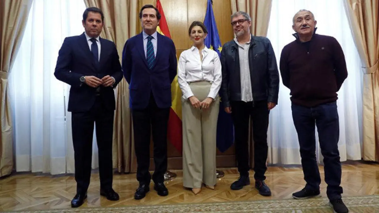  Yolanda Díaz, con Antonio Garamendi (i), Gerardo Cuerva (2i), Unai Sordo (2d) y Pepe Álvarez (d). MARISCAL