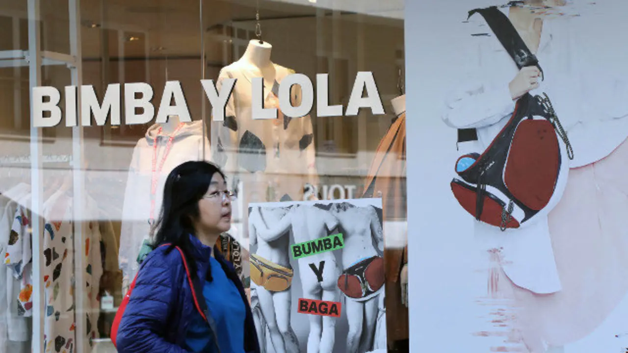 Unha muller pasa por diante dunha tenda de Bimba y Lola. PEPE FERRÍN