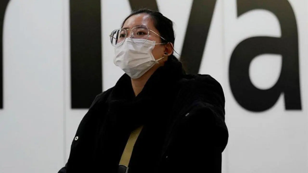 Una pasajera china en Londres. EFE