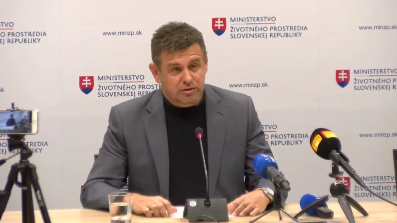 László Sólymos, en la rueda de prensa en la que anunció su dimisión. YOUTUBE