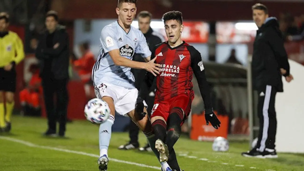 Un momento del partido entre el Mirandés y el Celta. EFE