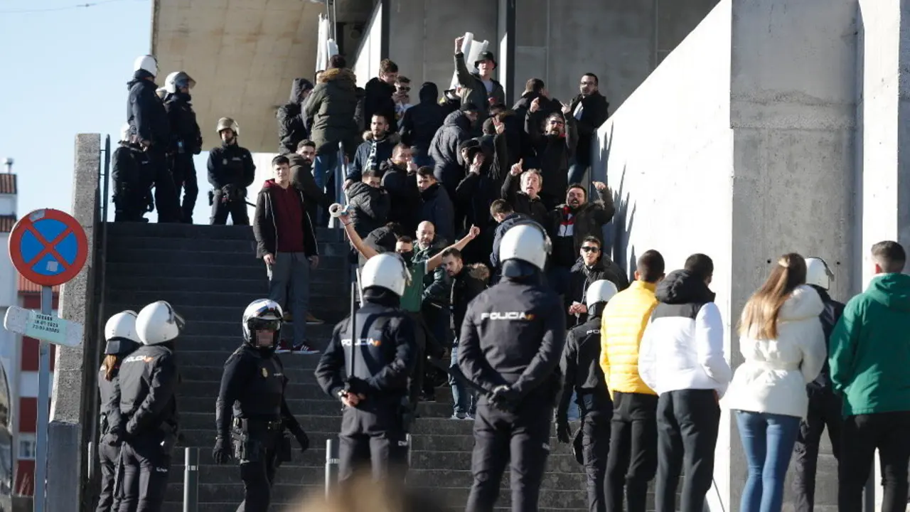 Un grupo de afeccionados do Racing de Ferrol a pasada fin de semana en Pasarón. GONZALO GARCÍA