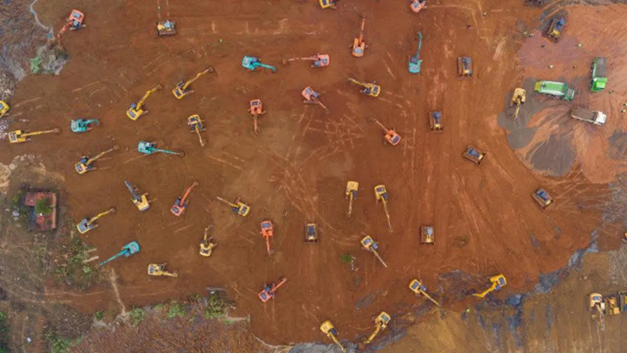 Numerosas excavadoras trabajando en el lugar donde se contruir&aacute; el hospital, en Wuhan. YUAN ZHENG (EFE)
