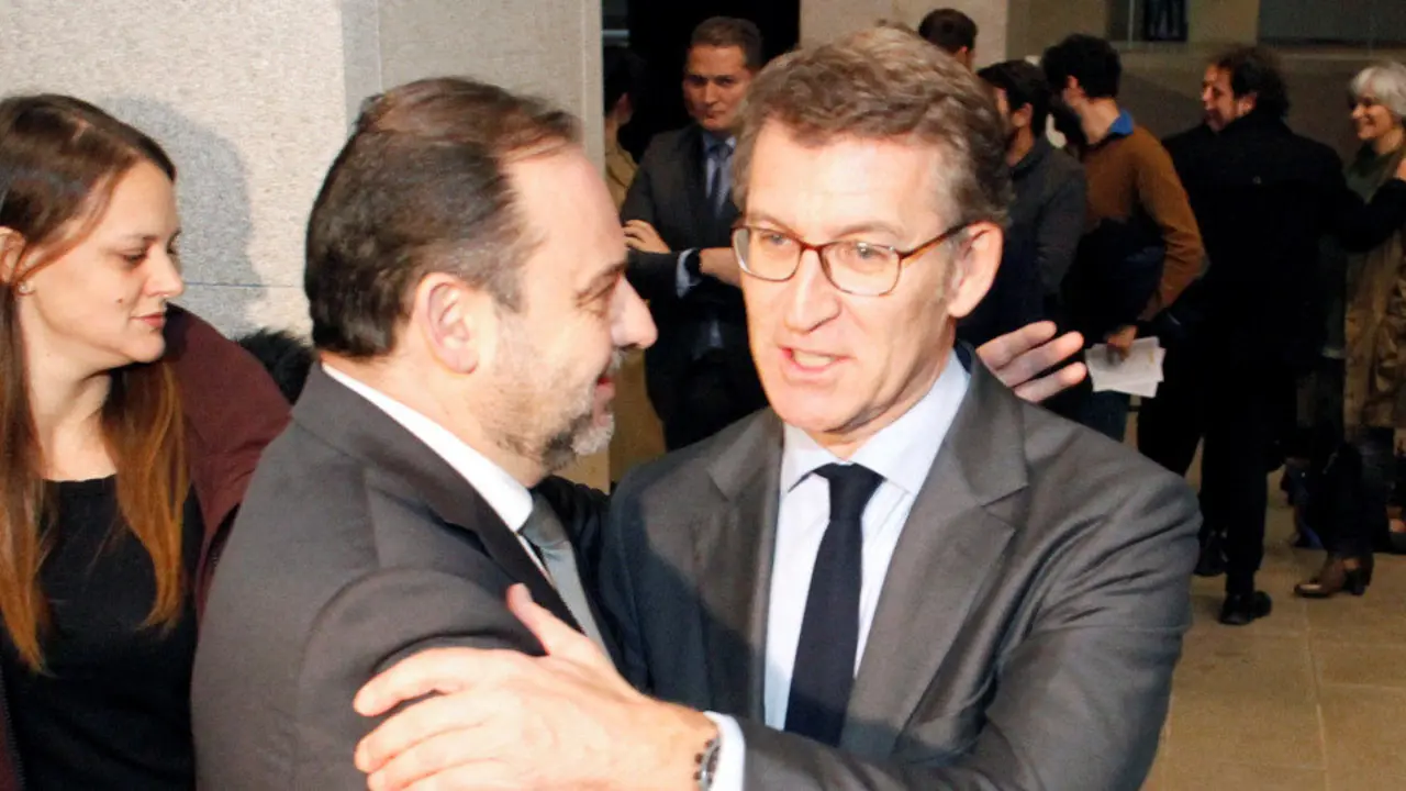 Ábalos y Feijóo se saludan en A Coruña. CABALAR