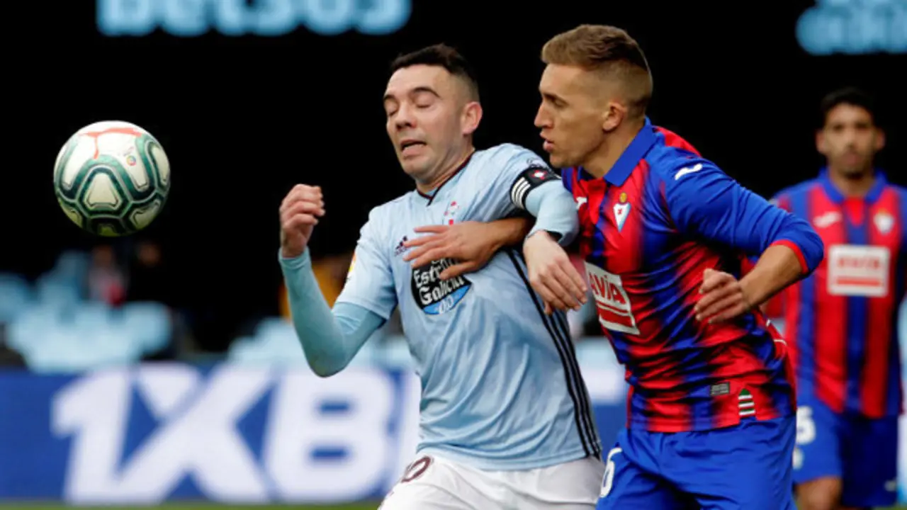 Iago Aspas lucha por un balón ante Denis Suárez.SEBAS SENANDE (Efe)