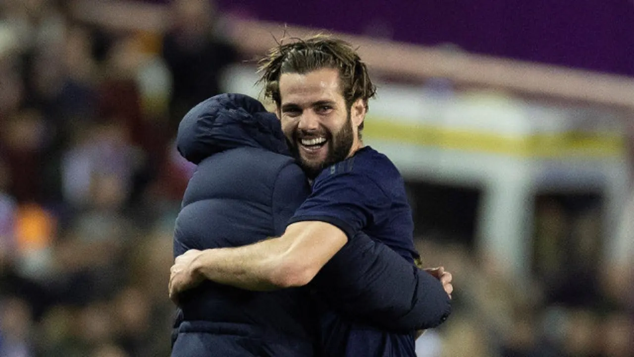 Nacho celebra el gol con Zidane.R. GARCÍA