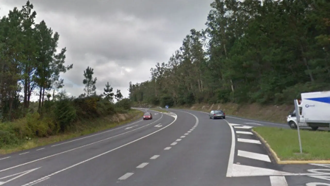 Tramo de la AC-552 a su paso por Dumbría. GSV