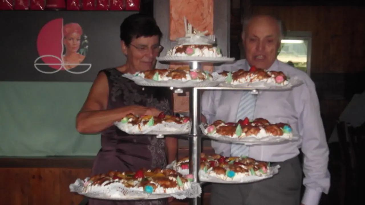 El matrimonio fallecido en A Pastoriza, en la celebración de sus bodas de oro. AEP