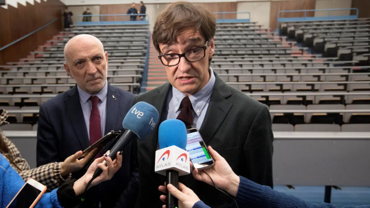 Salvador Illa respondiendo a los medios. EFE