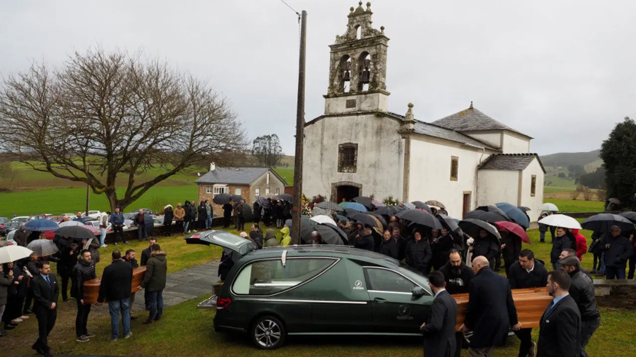 Funeral de Manuela Igrexa e Hortensio Ónega Murado na igrexa de Crecente. ELISEO TRIGO (EFE)