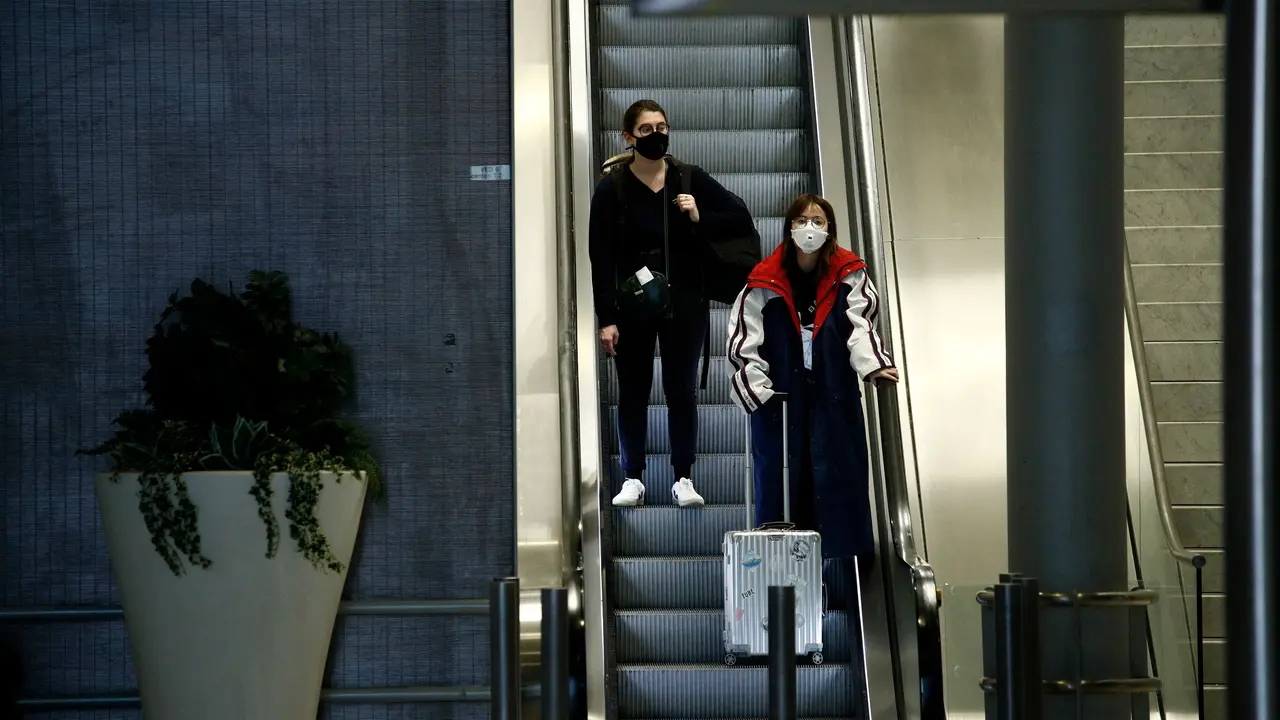 D&uacute;as persoas, con m&aacute;scaras.YOAN VALAT (Efe)