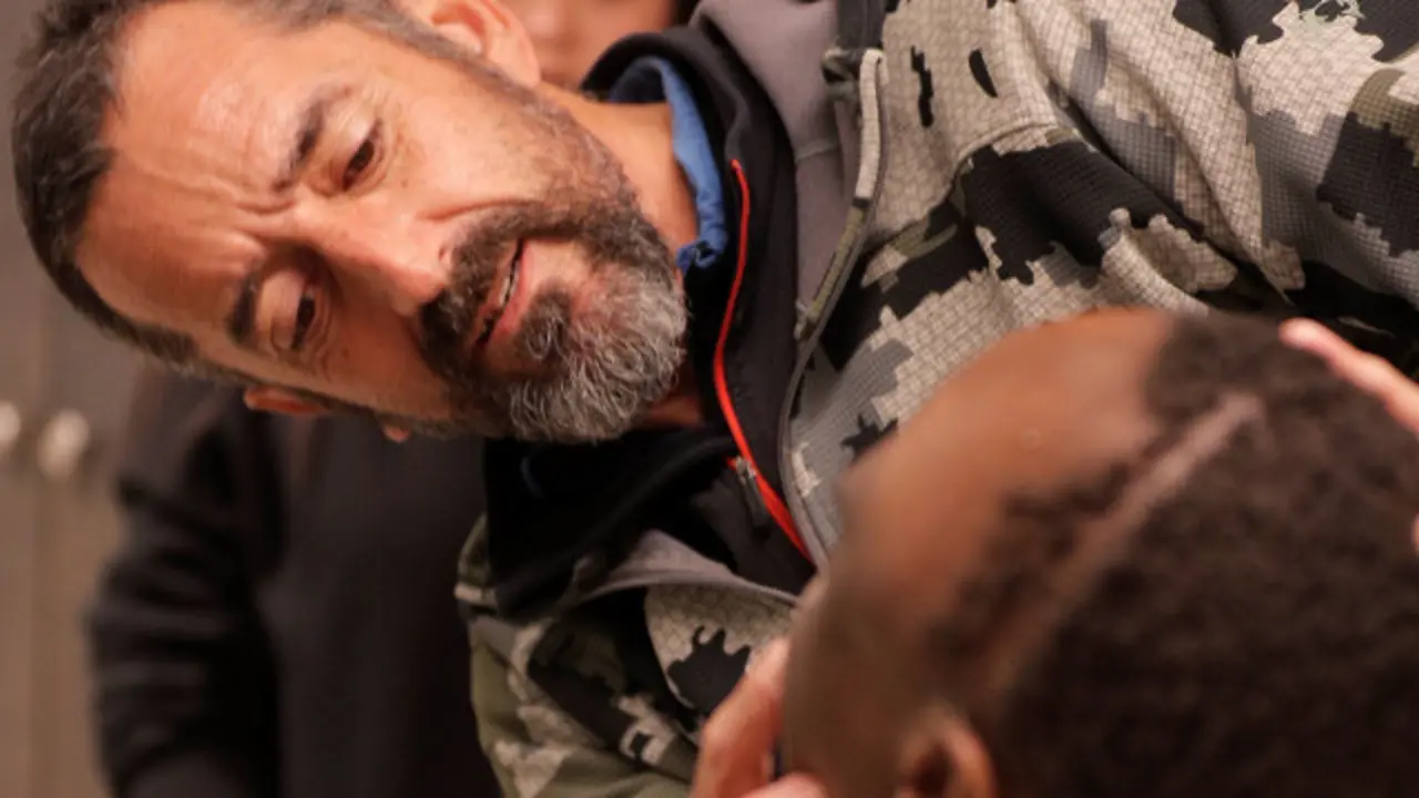 El doctor Cavadas, revisa el estado de su paciente su paciente.EFE