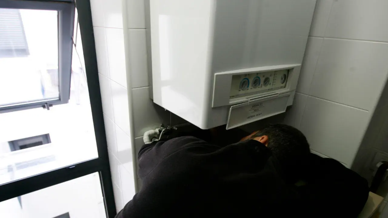 La reparación o sustitución de calderas y de otros sistemas de calefacción y agua caliente representó un 25% del total de ayudas. ARCHIVO