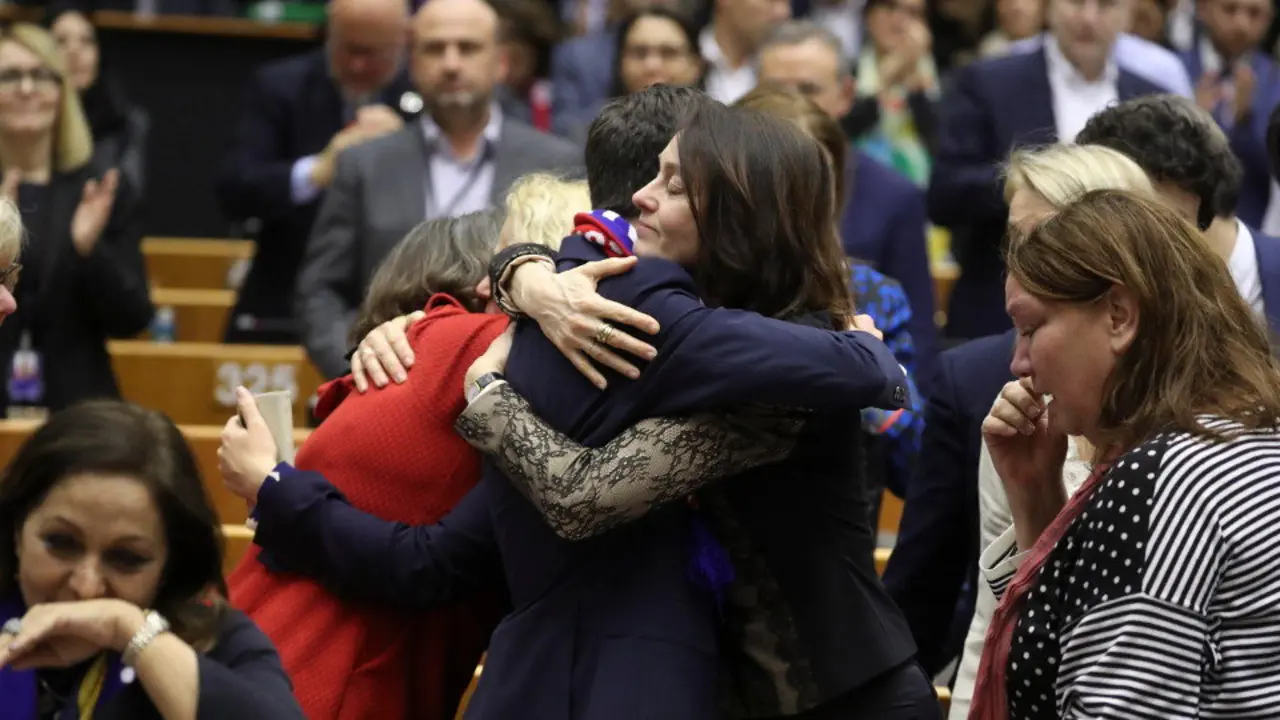 Lágrimas y abrazos en el Parlamento europeo. EFE