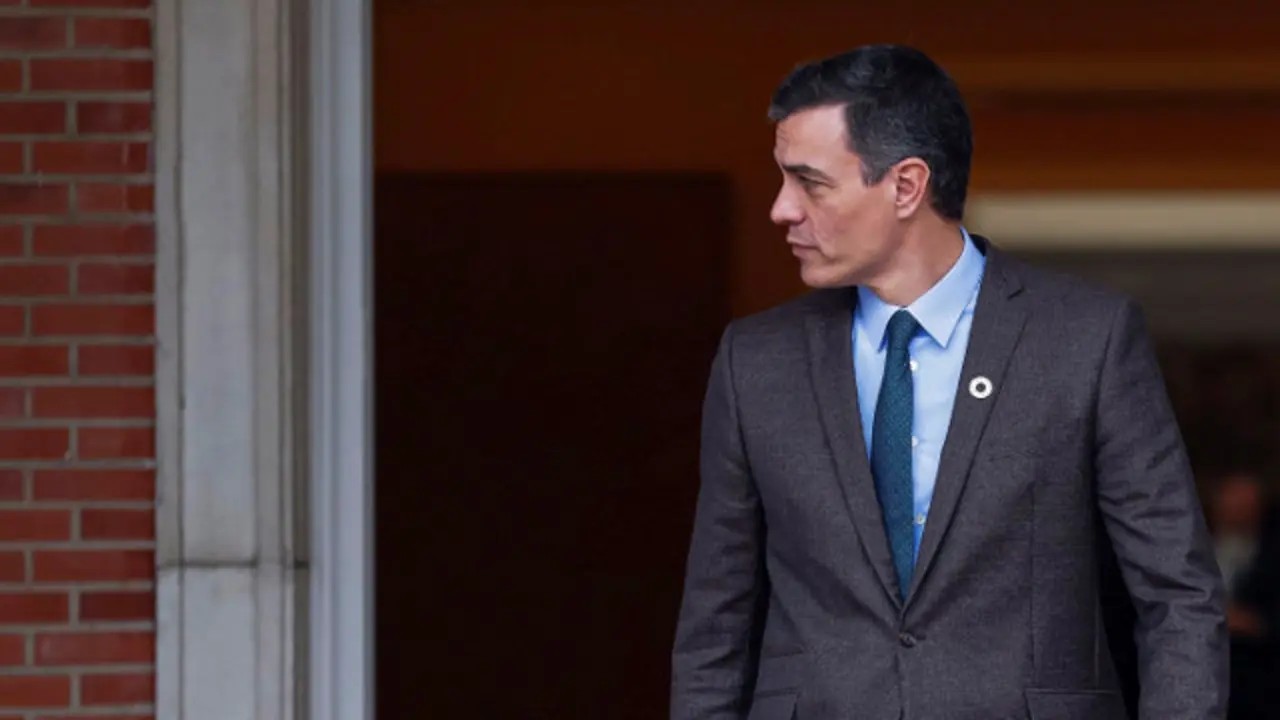 Pedro Sánchez, en la puerta de la Moncloa.EMILIO NARANJO (Efe)