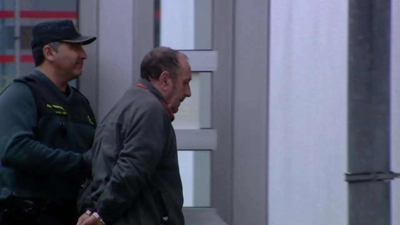 Antonio G.F., acompañado por un agente de la Guardia Civil. TVG