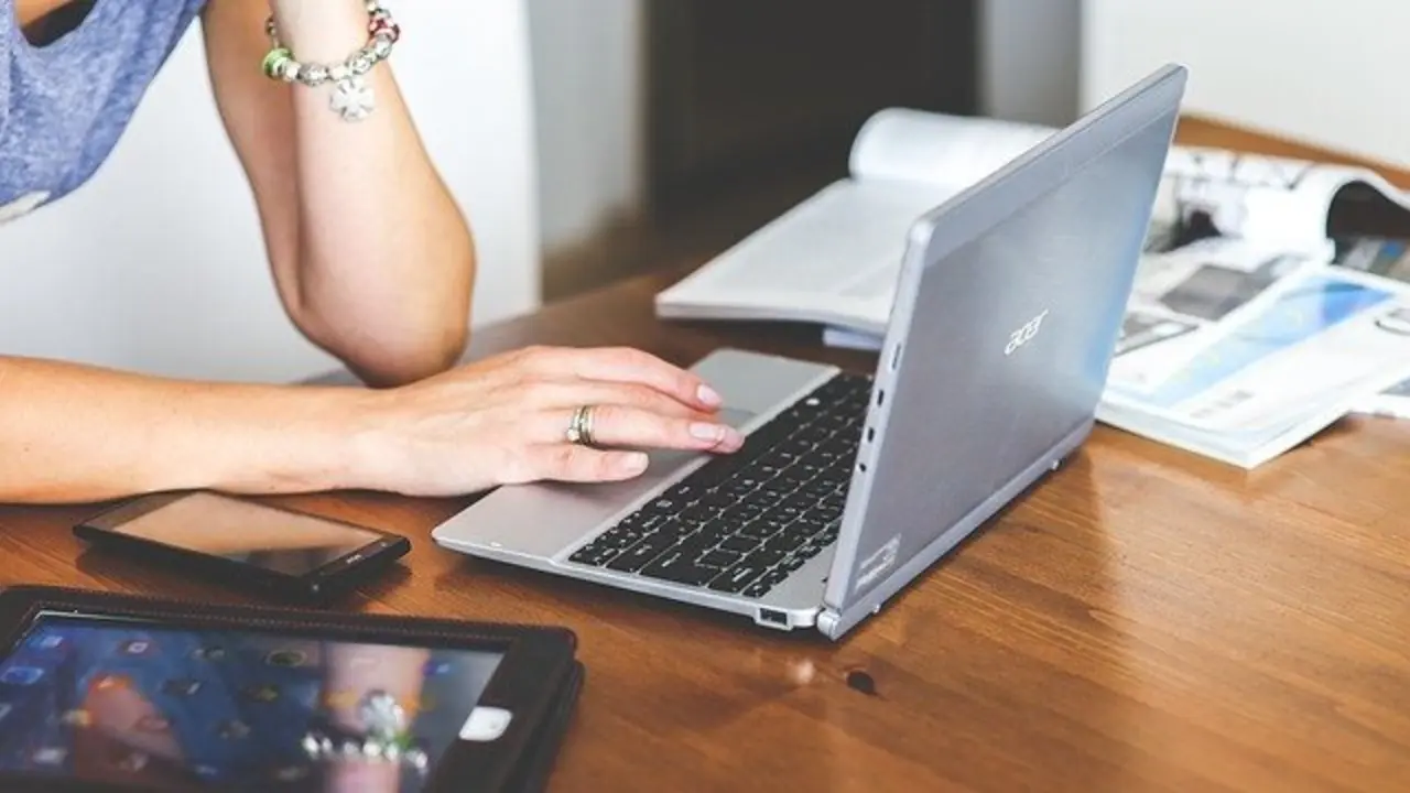 Una mujer trabaja delante del ordenador.PIXABAY (Kaboompics)