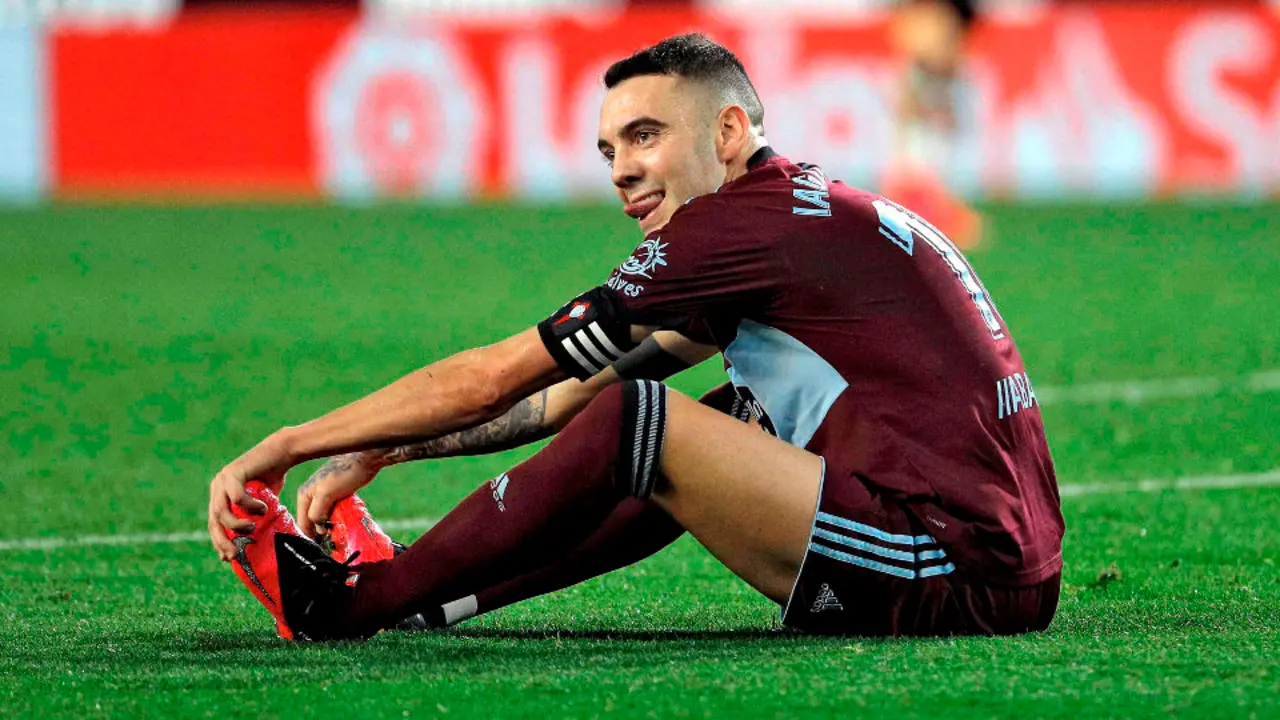 Iago Aspas se lamenta en el césped de Mestalla. MANUEL BRUQUE (EFE)