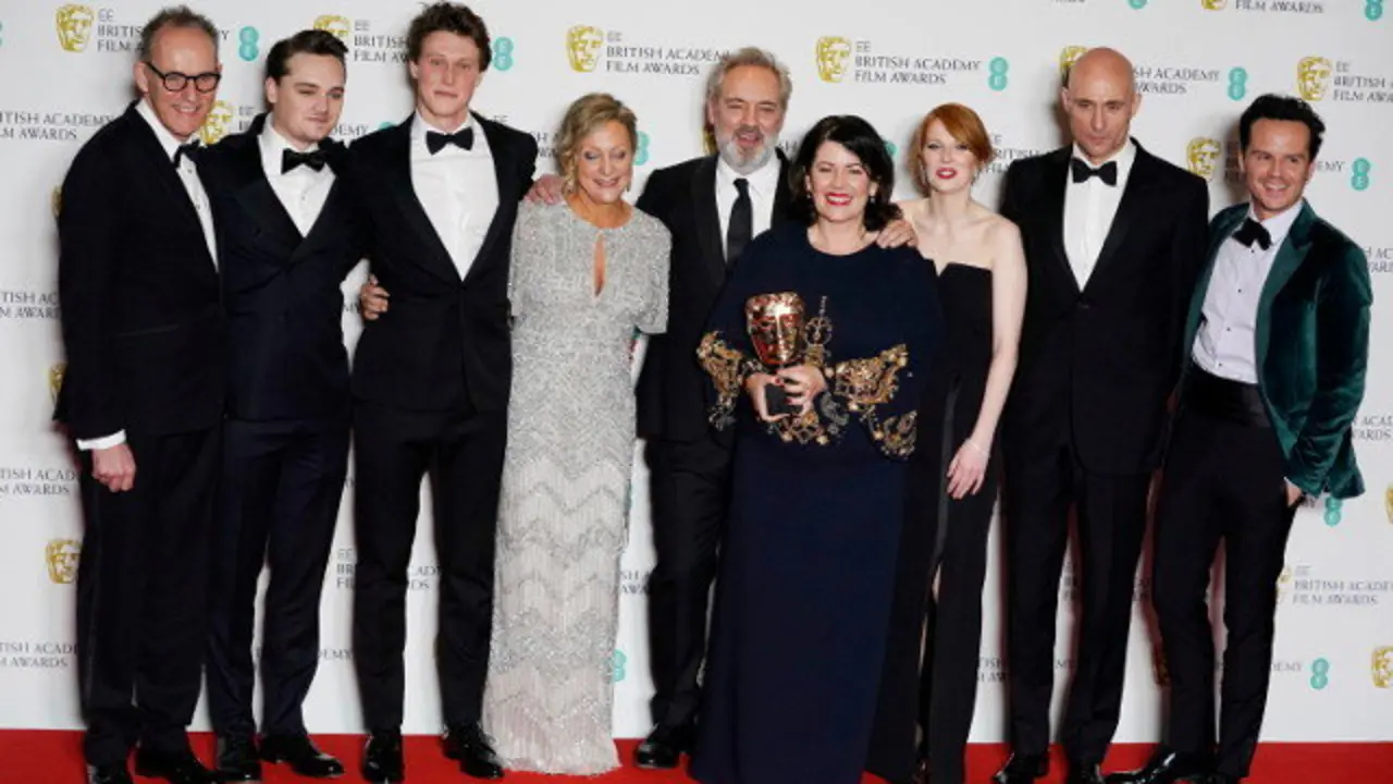 Sam Mendes posa xunto ao equipo de &#39;1917&#39;. EFE