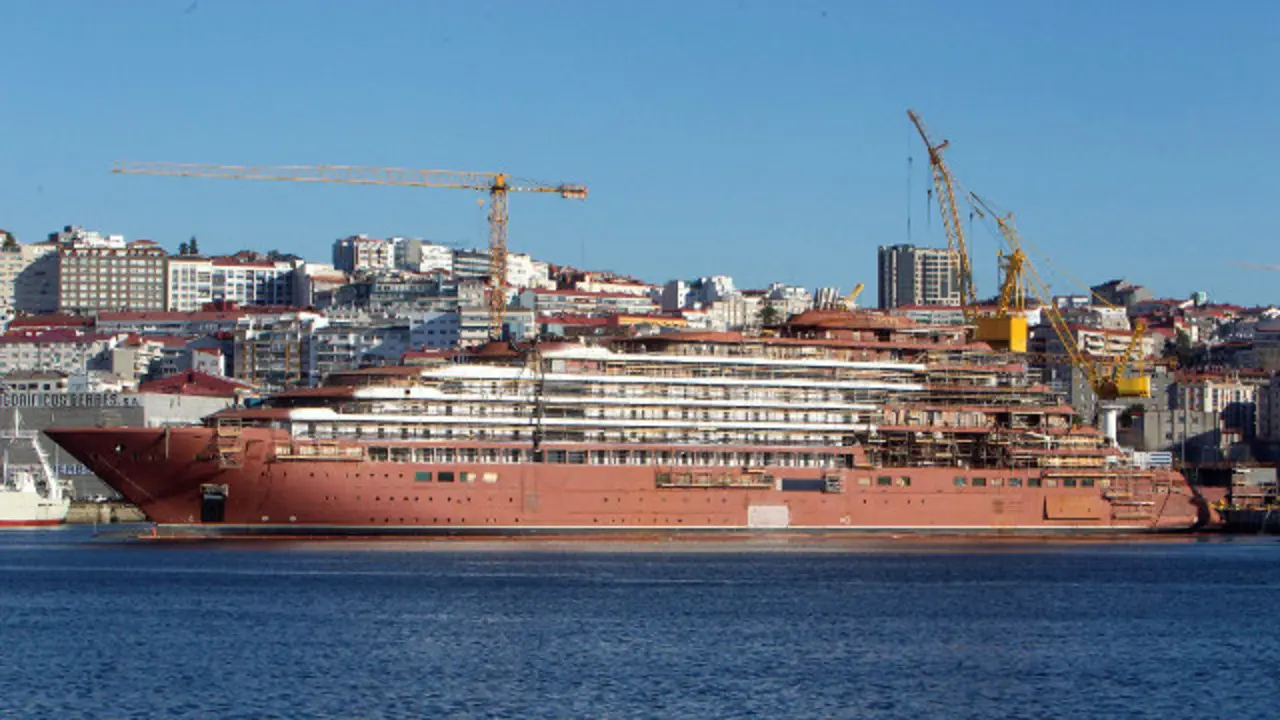 O transatlántico de luxo Evrima, nos estaleiros Barreiras. SALVADOR SAS ( Efe)