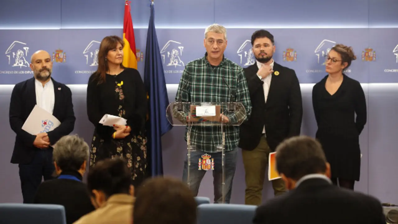 Néstor Rego del BNG, Laura Borrás de JxCat, Oskar Matute de Bildu; Gabriel Rufián de ERC y Mireia Vehi de la CUP, durante su comparecencia ante los medios en el Congreso de los Diputados. JAVIER LIZÓN (Efe)