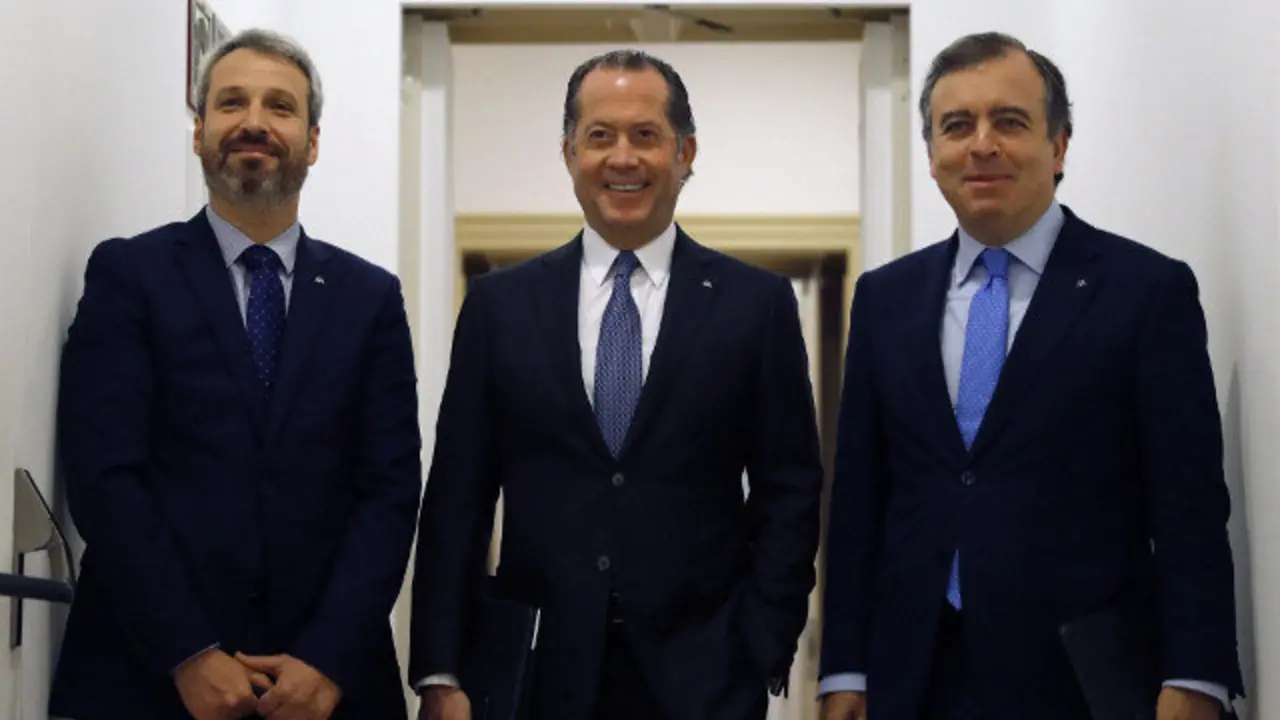 Alberto de Francisco Guisasola, Juan Carlos Escotet y Francisco Botas, este martes en Santiago. EFE