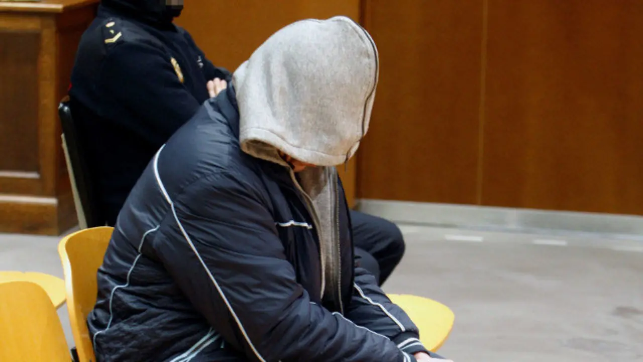 O acusado de realizar tocamentos a menores, este martes na audiencia da Coru&ntilde;a. KIKO DELGADO (EFE)