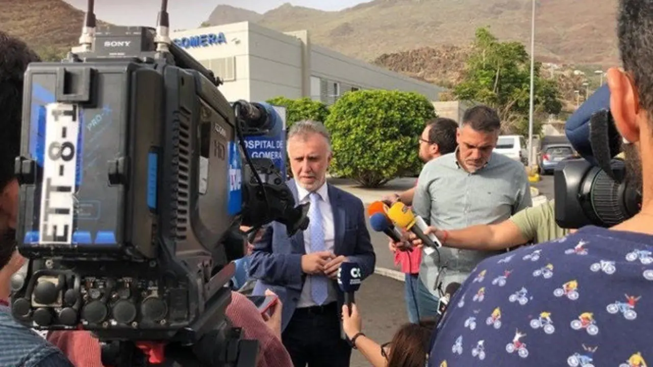 El presidente de Canarias atiende a los medios a las puertas del hospital Nuestra Señora de Guadalupe de La Gomera. EFE