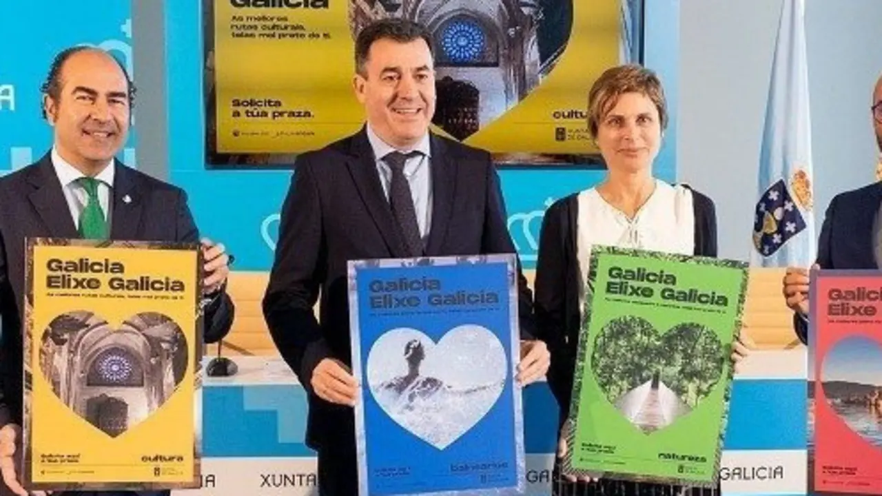 Rodr&iacute;guez e Castro, flanqueados por Ces&aacute;reo  Pardal (Agrupaci&oacute;n industrial de Turismo) e Jos&eacute; Fern&aacute;ndez, xestor do plan.  EP