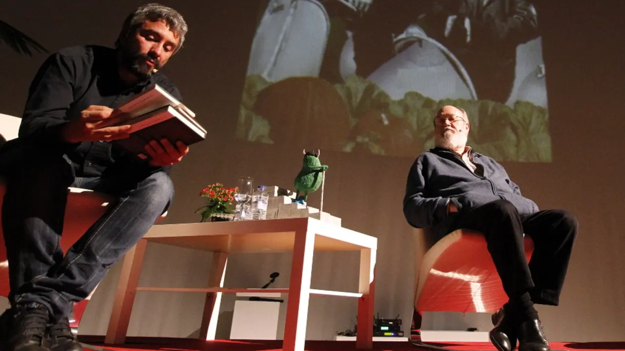 José Luis Cuerda, a la derecha, durante un acto en Lugo. SEBAS SENANDE