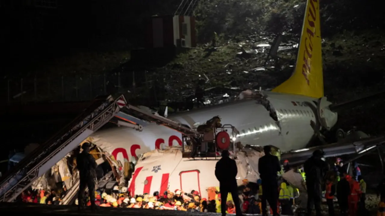 Avión partido en tres en el aeropuerto de Estambul. EFE