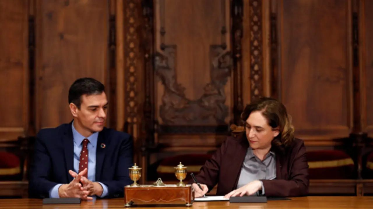 Sánchez y Colau firman el convenio. TONI ALBIR