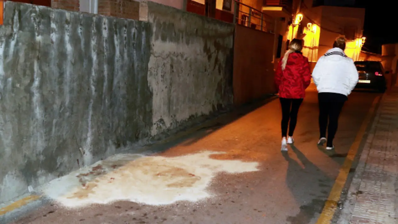 Lugar da rúa do Capitán Casado, na localidade granadina de Pinos Puente, onde faleceu un home por mor dun tiroteo. PEPE TORRES (EFE)