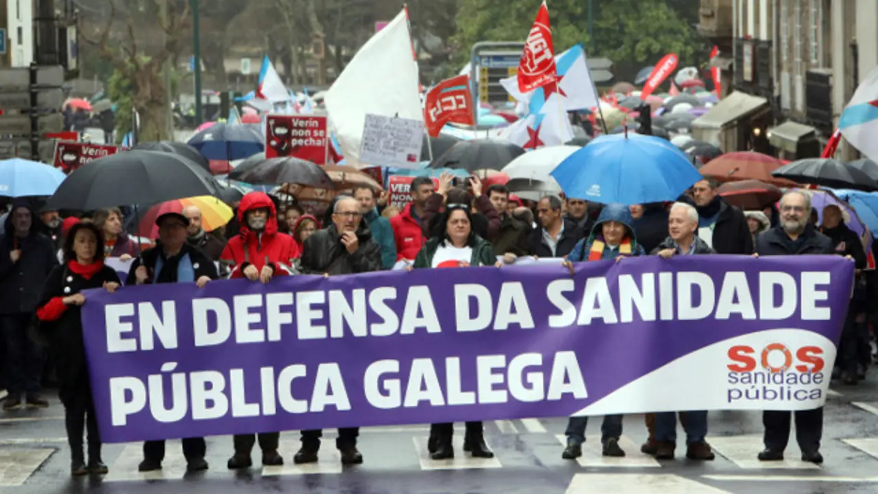 Una manifestaci&oacute;n en defensa da sanidad p&uacute;blica en Santiago. XO&Aacute;N REY (EFE)
