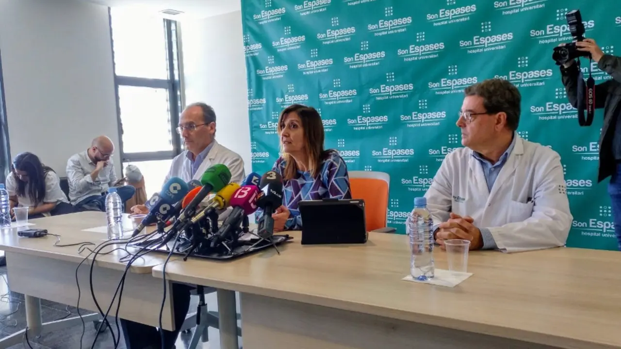 La directora general de Salud P&uacute;blica, Maria Ant&ograve;nia Font, comparece con profesionales del Son Espases en Mallorca. EUROPA PRESS